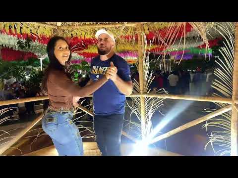 DANÇANDO E FAZENDO POEIRA SUBIR NA OCA DO ÍNDIO TOME XOTE
