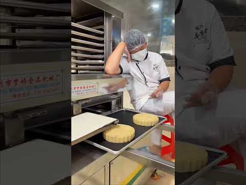 Daily work on the mooncake production line! #baking #chineseburger