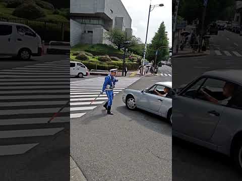 祭りで左折できないことを告げる警察官🚔だが、曲がったすぐそこに自宅があることを告げると、潔く通してくれる警察官🚔👮👮👮‍♂🚨。