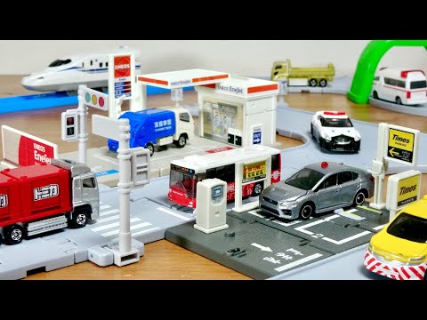 無茶するとプラレール繋げれちゃう！レゴも笑 新しいトミカタウンシリーズ始動☆まちやどうろがいっぱい！トミカタウンセット オリジナルバストミカ付 折り畳める新ギミックのエネオスにタイムズ駐車場