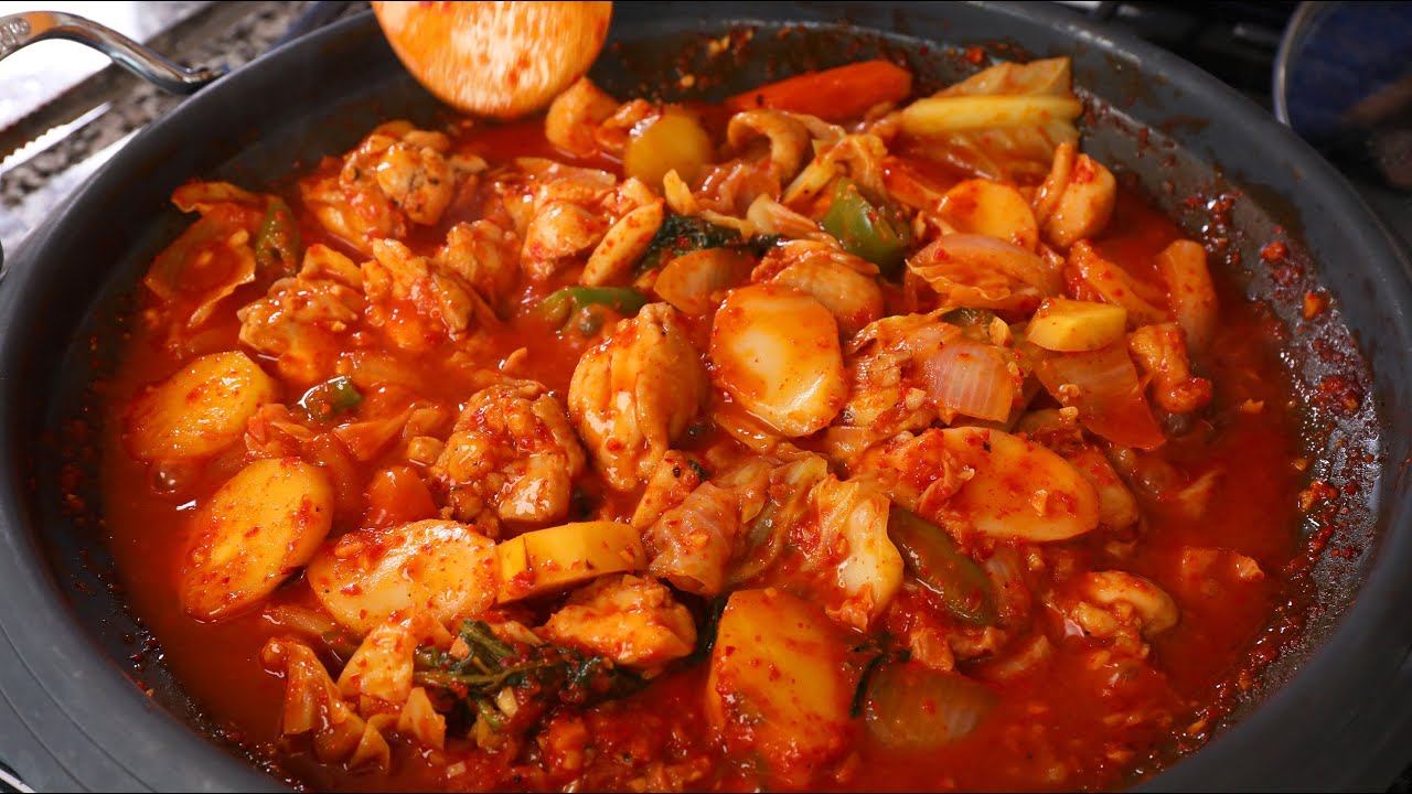 Spicy chicken and vegetables (Dakgalbi)