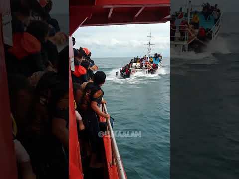 Detik Detik Kapal Tenggelam! Penumpang Panik Berusaha Menyelamatkan Diri dari kapal!!!