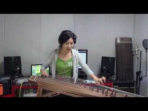 Prawdziwy kunszt! Ta zdolna dziewczyna gra na tradycyjnym koreańskim instrumencie o nazwie Gayageum.