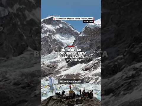 Un glaciar bloquea la ruta hacia la cima del Everest