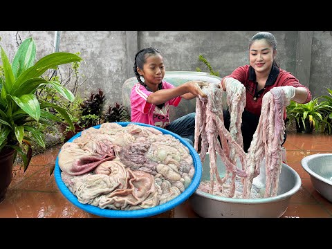 Mother and children cooking : Yummy pork intestine cooking - Cook and Eat