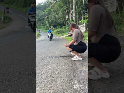 Malah ketawa terus bawaannya