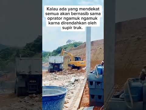 Oprator excavator ngamuk karna direndahkan oleh sopir truk.
