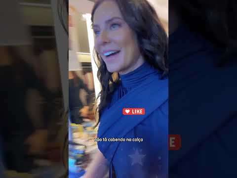 Paolla Oliveira experimenta várias peças de roupas