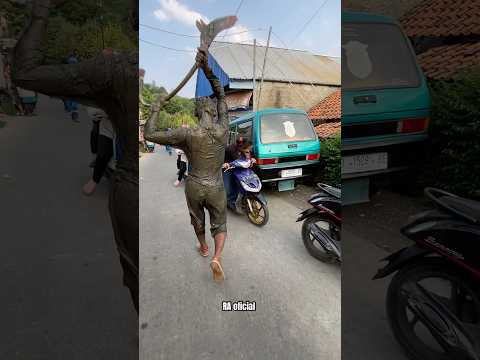 DUA CEWE LAGI DI MOTOR D SAMPERIN KUDA LUMPING!!!!!seni benjang putra mekar budaya