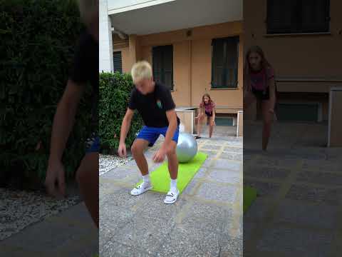 САДИСЬ НА МЯЧ! #shorts