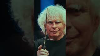 Dirigieren mit Lauch oder Zauberstab? | Konzert mit Sir Simon Rattle und Checkerin Marina #shorts