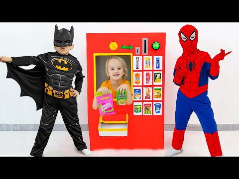 Historia de juguetes para niños de la máquina expendedora de Chris y los superhéroes