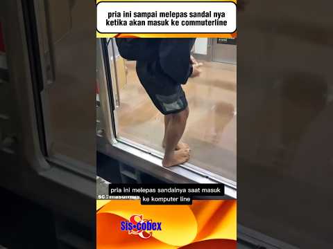 pria ini sampai melepas sandalnya ketika akan masuk ke commuterline#shorts