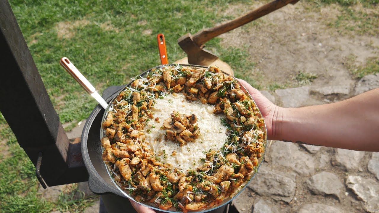 Ризотто с курицей и грибами в казане на костре
