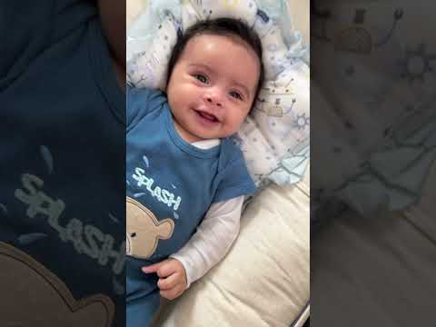 Meu filho amado, meu milagre divino!! Ouvindo a mamãe cantar 🥰💚 2 meses e 16 dias do meu amor.