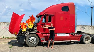 Der große LKW ist kaputt – Lustiges Baby fährt mit dem Elektroflugzeug, um dem Mann zu helfen