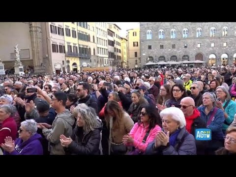 Il minuto di silenzio a Firenze in ricordo degli operai morti nel cantiere. E c'è chi urla...