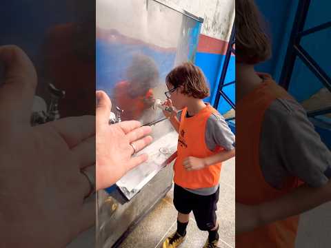 Gabriel encosta boca no bebedouro da escola! #shorts