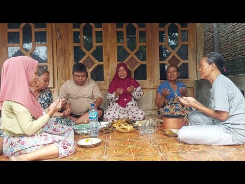 Kebetulan masak banyak.. emak undang besti buat makan bersama