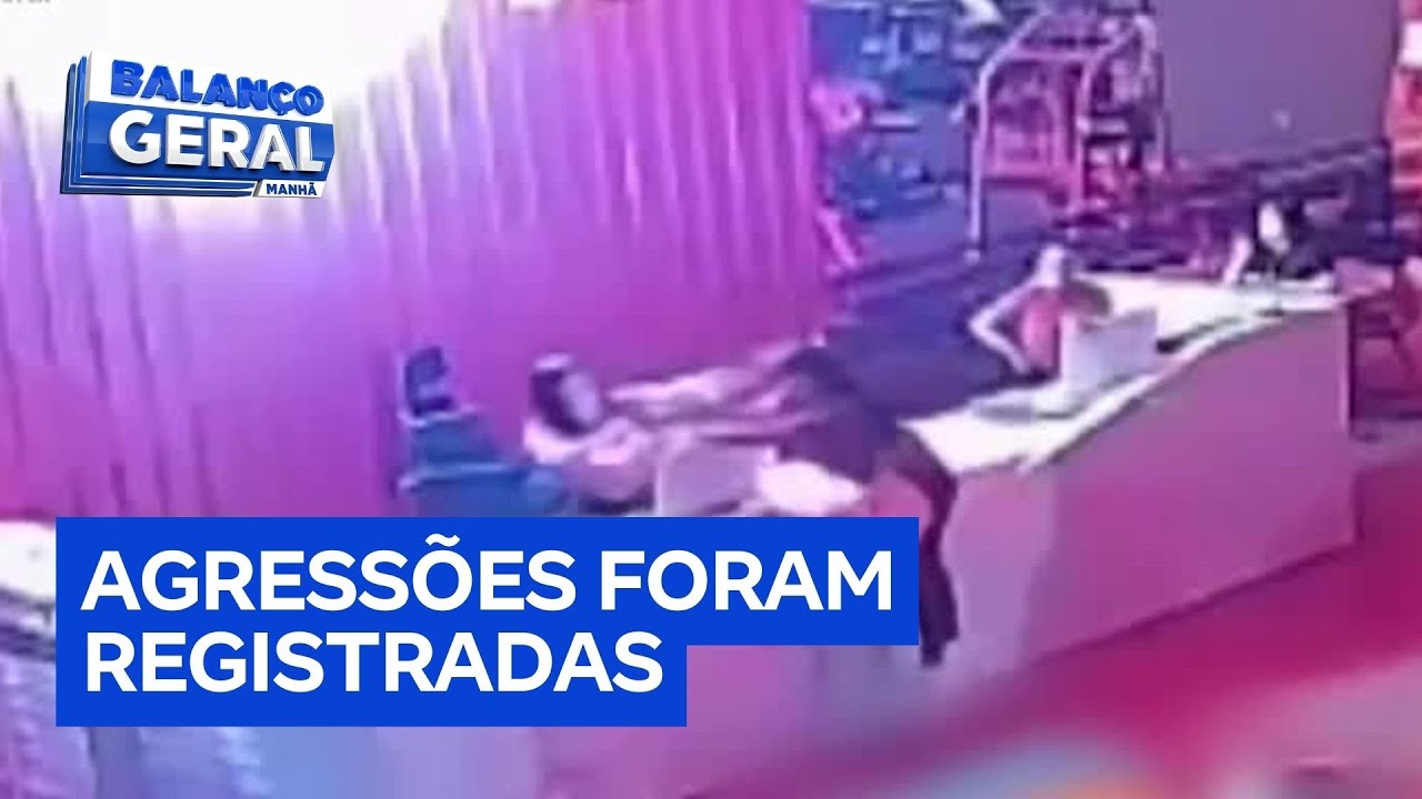 Mulheres descobrem que estavam se relacionando com o mesmo homem e brigam em academia TV Online Mulheres descobrem que estavam se relacionando com o mesmo homem e brigam em academia