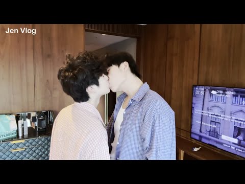 [Engsub/BL] Teaching shy baby to swim 🌊 - Date Vlog | Wang Yi & Lian Lian