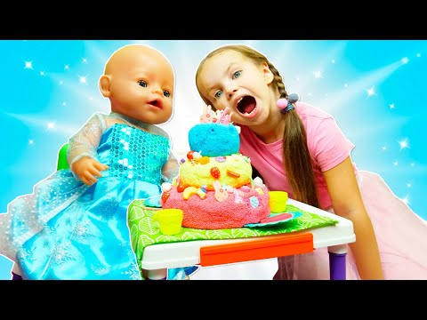 Un grand joli gâteau pour les poupées Baby Born. Jeux pour filles avec Maya et Lina