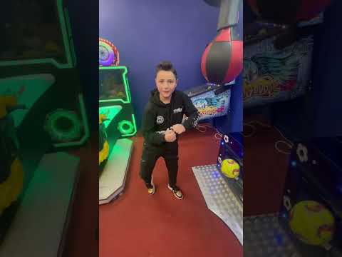 ⚠️￼Achille me lance un défi à la machine à coup de poing⚠️Attention attention⚠️