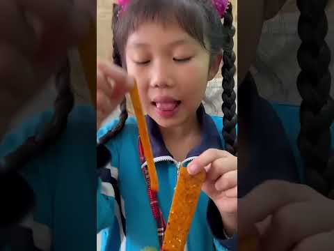Hình bóng quê nhà: Cô bé mua bim bim cay ở tạp hóa làng thập niên 80.