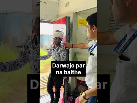 Train ke darwajo par yatra na kare #railway