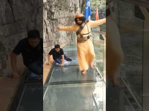 مهاوش فوق الجسر الزجاجي 😂 دروب المرجلة