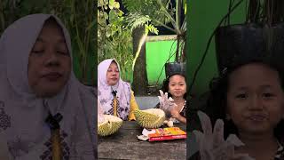 Istri dan anak lagih makan duren