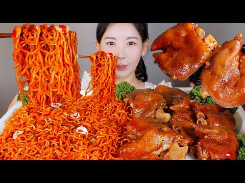 이 조합 최고다..🔥✨ 쫀득말캉 미니족발과 매운 불볶음면 먹방 Jokbal(pigs feet) & spicy noodles mukbang korean food