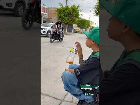 Va perdiendo la llanta de atrás!🤣