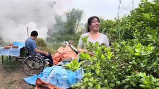 Vợ chồng mang theo 2 con gà vào nhà Ngọc Bếp Củi làm món gà hấp lon đãi anh em thợ hồ