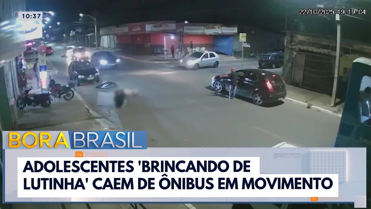 Adolescentes ‘brincando de lutinha’ caem de ônibus em movimento | Bora Brasil