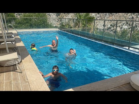 Tatil köyünün maskotu minik kara köpek ile dost olduk.Fatih Selim ile tanışmak için gelmiş