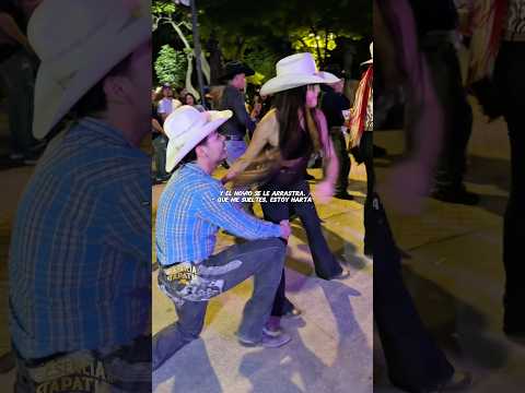 Se arrastró por amor en el baile💃🏻😱🤠 #huapangos #norteñas #novios