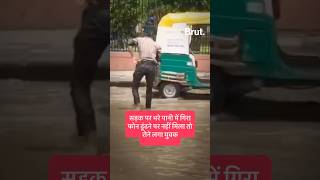 जयपुर में सड़क पर भरे पानी में एक युवक का मोबाइल गिर गया, रोते हुए वो पानी में फोन ढूंढता रहा