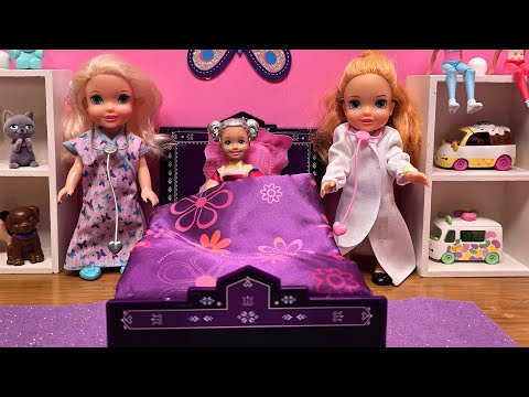 Snowflake is sick ! Elsa & Anna toddlers play the doctor & nurse - Barbie dolls