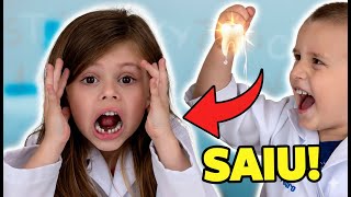 ELA NÃO ACREDITOU! 😱 Perdeu o primeiro dente de leite (Dente Mole)