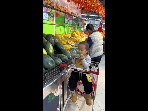 一眼没看到，米宝开始吃西瓜了，赶紧安排吧#爸爸带娃 #父子日常#超市购物