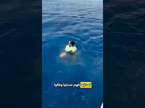 صياد غريب يقفز وسط البحر ويمسك السمك بقميصه 🤯🌊