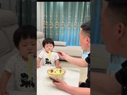 아기한테 국수 주는 척하다가 뺏어 먹는 장난꾸러기 아빠 🍜😂 #쇼츠 #유튜브쇼츠 #아기장난 #아빠와아들 #육아유머 #<strong>귀여운아기</strong> #먹방장난 #Shorts