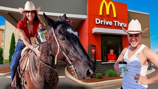 PIDIENDO LO MISMO QUE LA PERSONA DE ENFRENTE A CABALLO