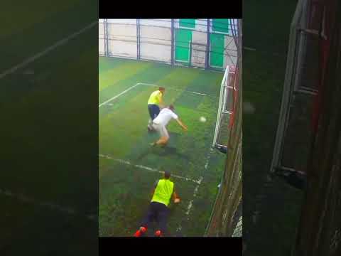 Imagine being this bad at football 😂😂