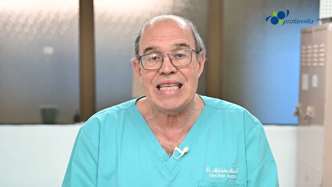 En esta capsula el Dr. Milcíades Albert Fiorinelli ginecólogo nos habla sobre La histeroscopía, sus indicaciones son todas las condiciones, todas las condiciones que necesitan asistencia en la cavidad uterina. Mujeres con sangrado uterino anormal, mujeres con masas, ya sean pólipos o miomas dentro del útero, mujeres que dejaron de ver sus reglas y que volvieron a sangrar, lo que se llama sangrado posmenopáusico. Nosotros, aquí, muchos de los pacientes que tienen problemas con dispositivos uterinos, dispositivos intrauterinos que no se le ven los hilos, vienen a nosotros y bajo visión directa con una videocámara entramos  y se los retiramos en 2 a 3 minutos, sin lesionar mínimamente la cavidad uterina.