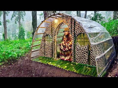 CAMPING BUSHCRAFT IN HEAVY RAIN - BUILD A UNIQUE SHELTER WITH BAMBOO AND PLASTIC WRAP