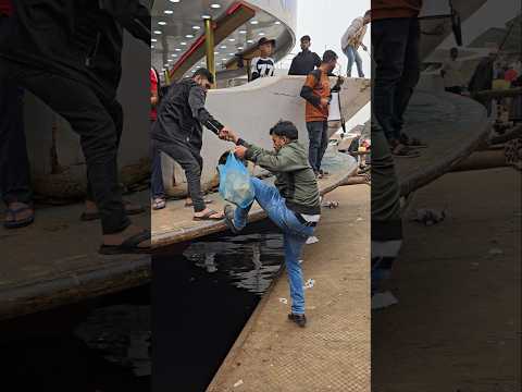 দেখুন কিভাবে লঞ্চে উঠে যাত্রী