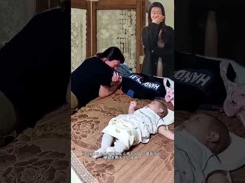 ママはそばで見て、口を押さえてこっそり<strong>笑</strong>っています。。。