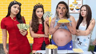 Mamãe grávida abriu um restaurante de macarrão 🍜 Mãe rica vs mãe pobre *Novelinha*